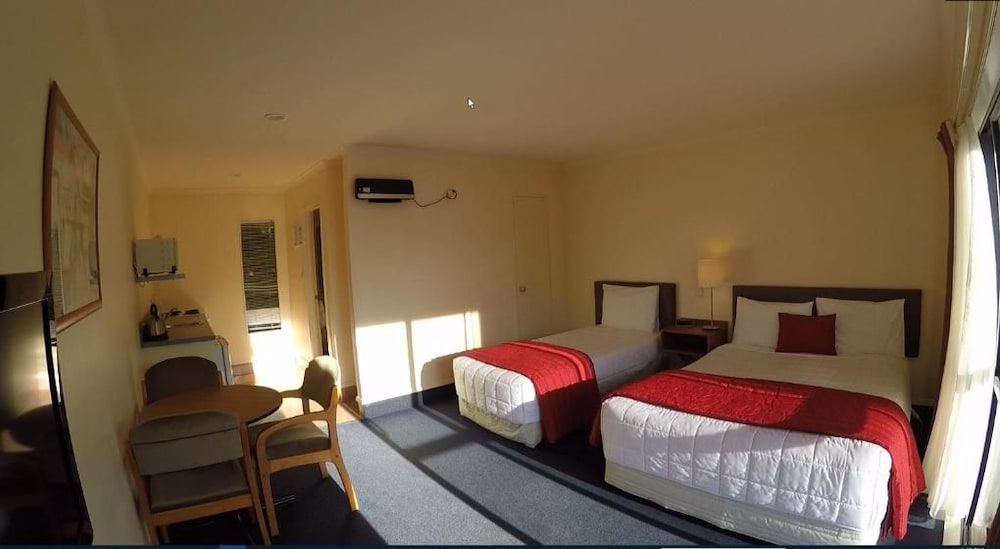 THE PEAKS MOTOR INN 5/40
