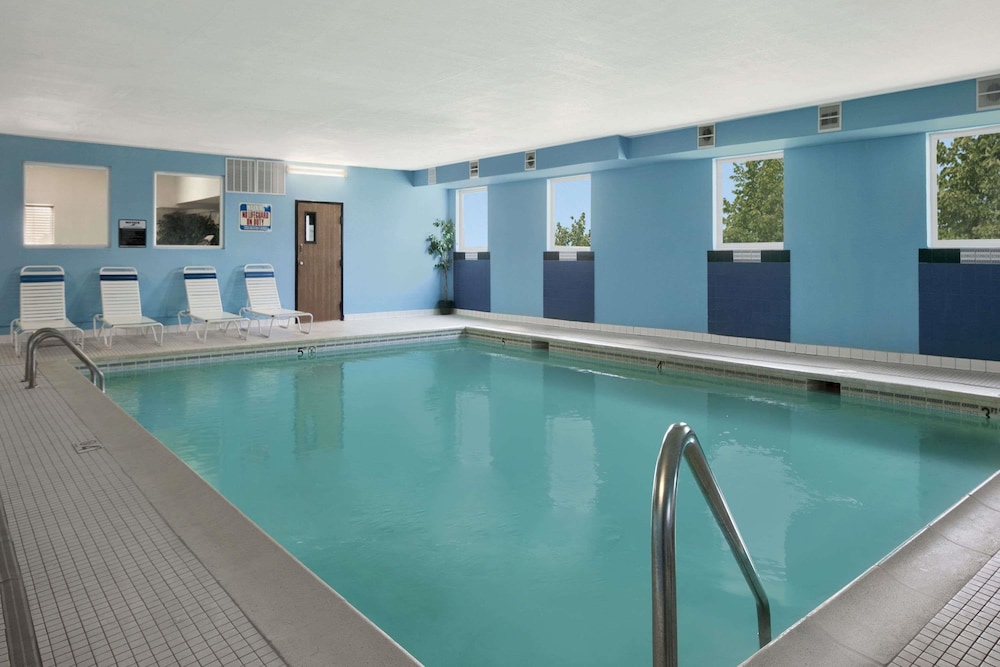 Days Inn & Suites By Wyndham Romeoville 2/26