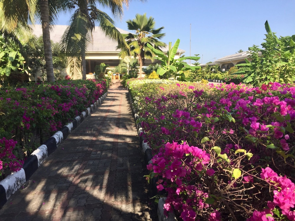 Oceanic Bay Hotel and Resort 33/43