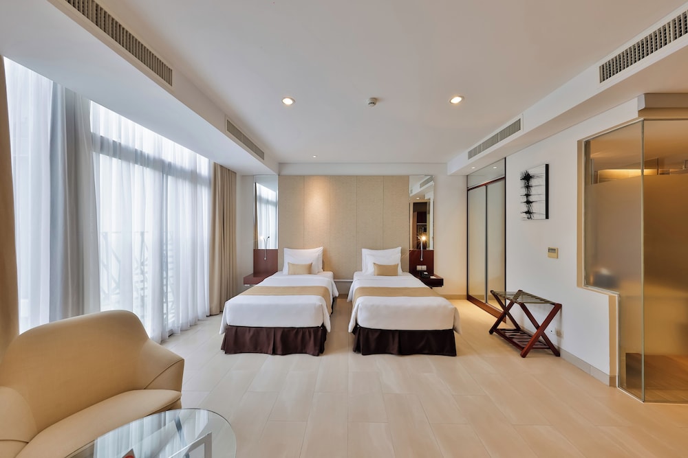 Hollywood, Executive, Studio, Twin Beds