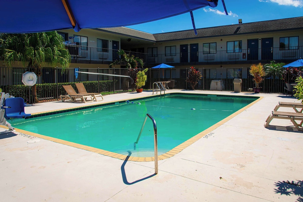 Motel6 Lantana/West Palm Beach, FL 56/60