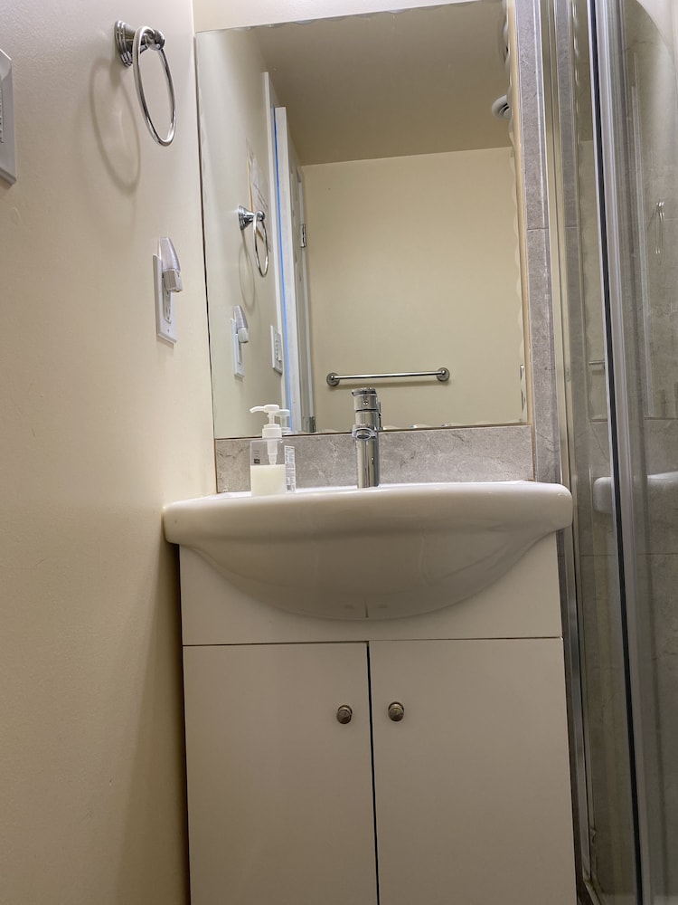 YVR Vickies Bed and Breakfast 21/57