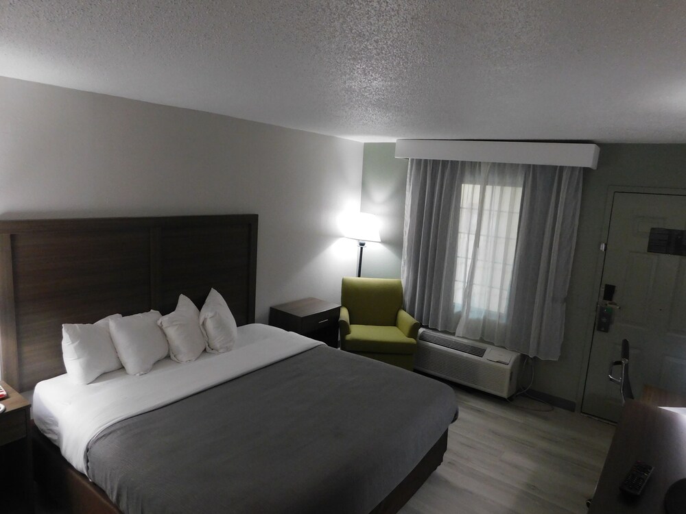 UPGRADE, KING BED, ACCESSIBLE