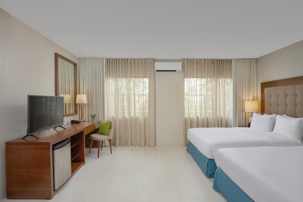 Pool, Suite, 2 Queen Beds, Accessible