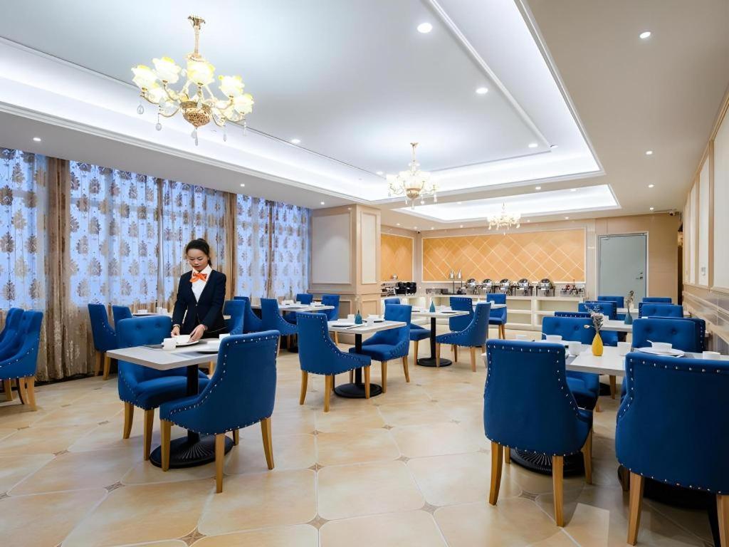 Vienna Hotel (Qujing Railway Station) 38/46