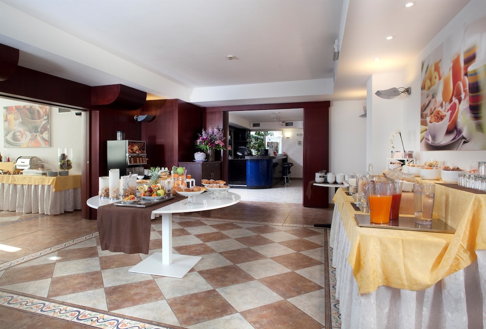 Bleis Hotel 3/50