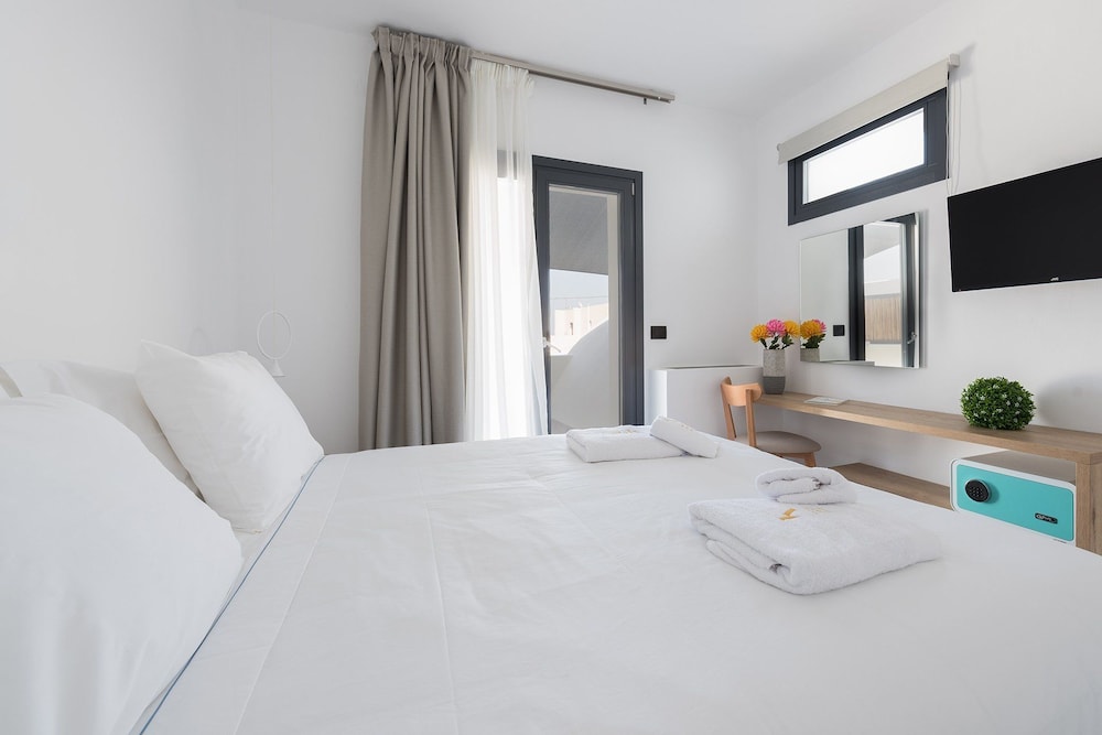 2 BEDROOMS, SUITE, MINI POOL