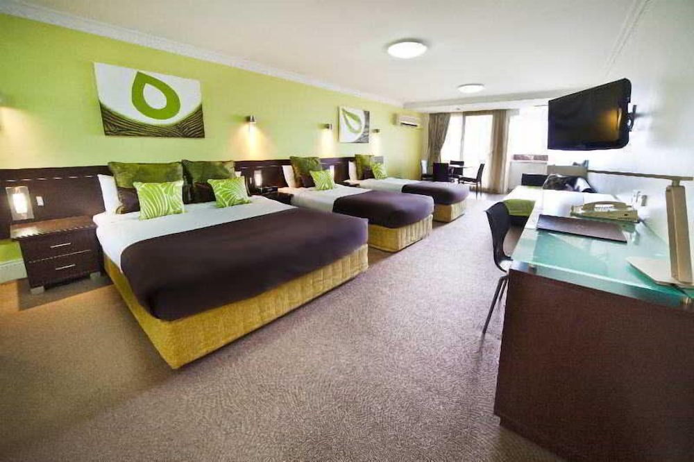 HYDE PARK INN 15/50