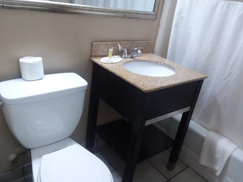 Howard Johnson by Wyndham Historic Lake Charles 43/44