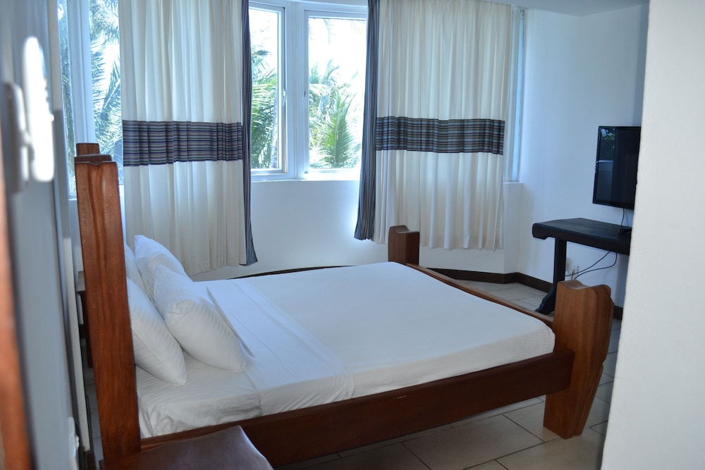 Cowrie Shell Beach Apartments 12/50