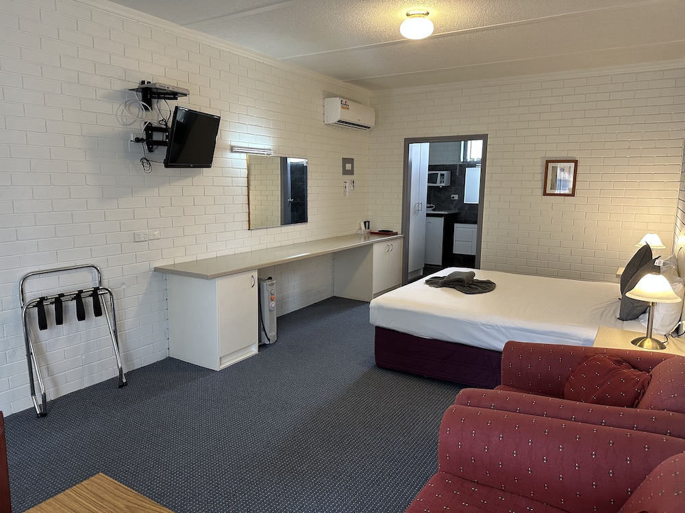 Statesman Motor Inn 28/47