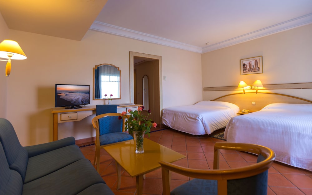 Medina Belisaire and Thalasso 15/70
