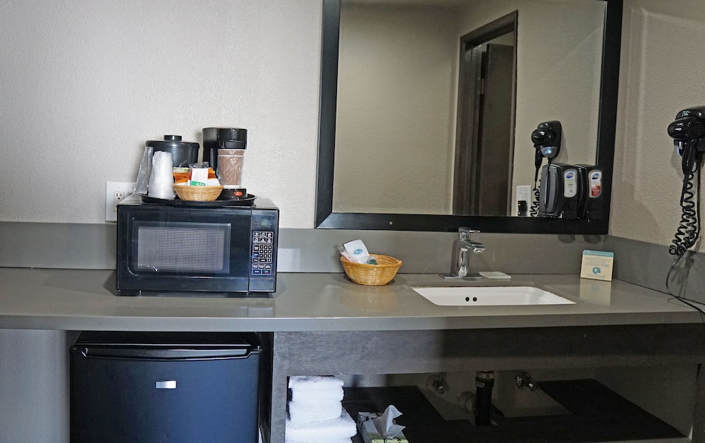 Hawthorne Plaza Inn 34/40