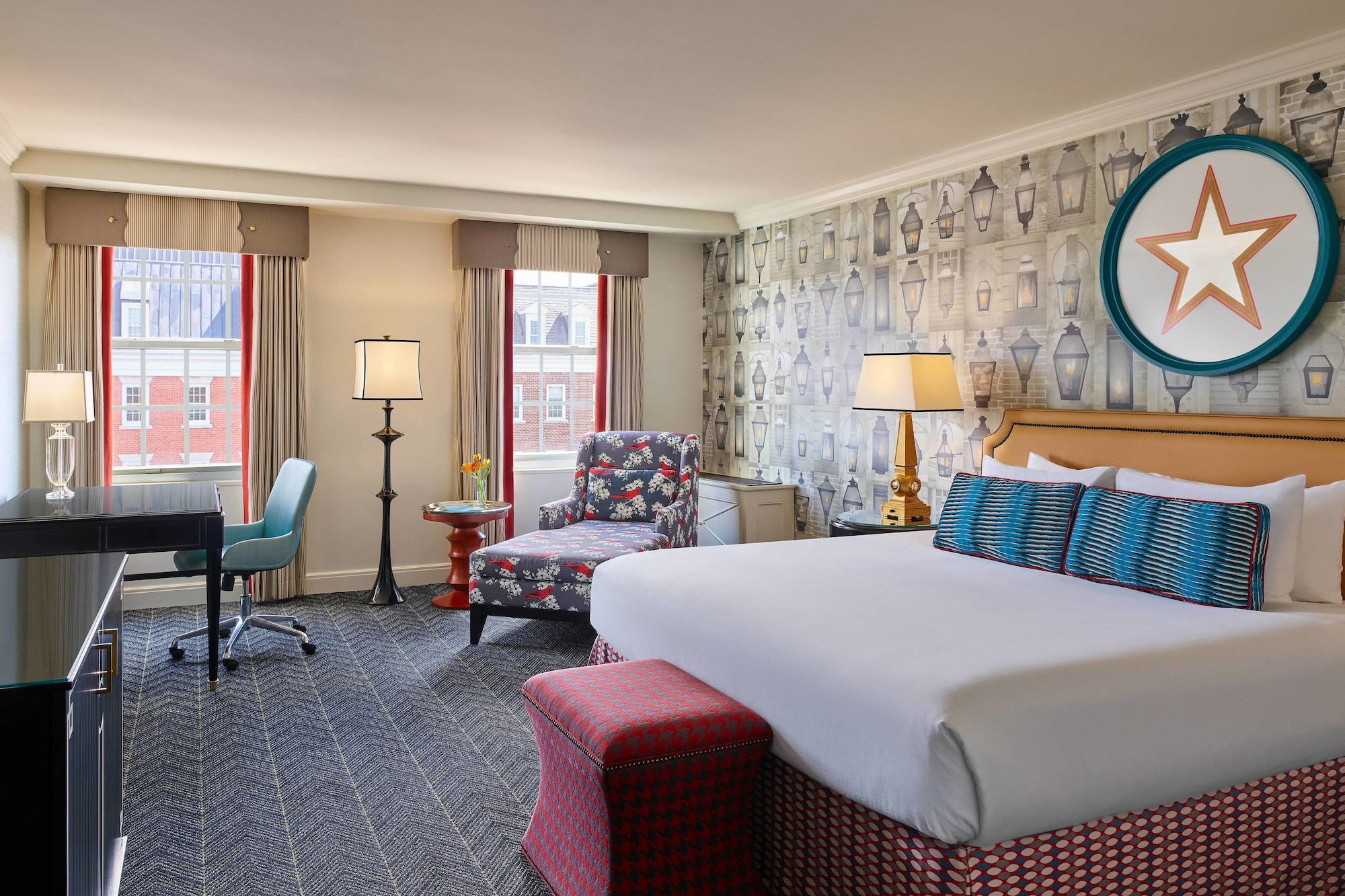 DELUXE, KING BED