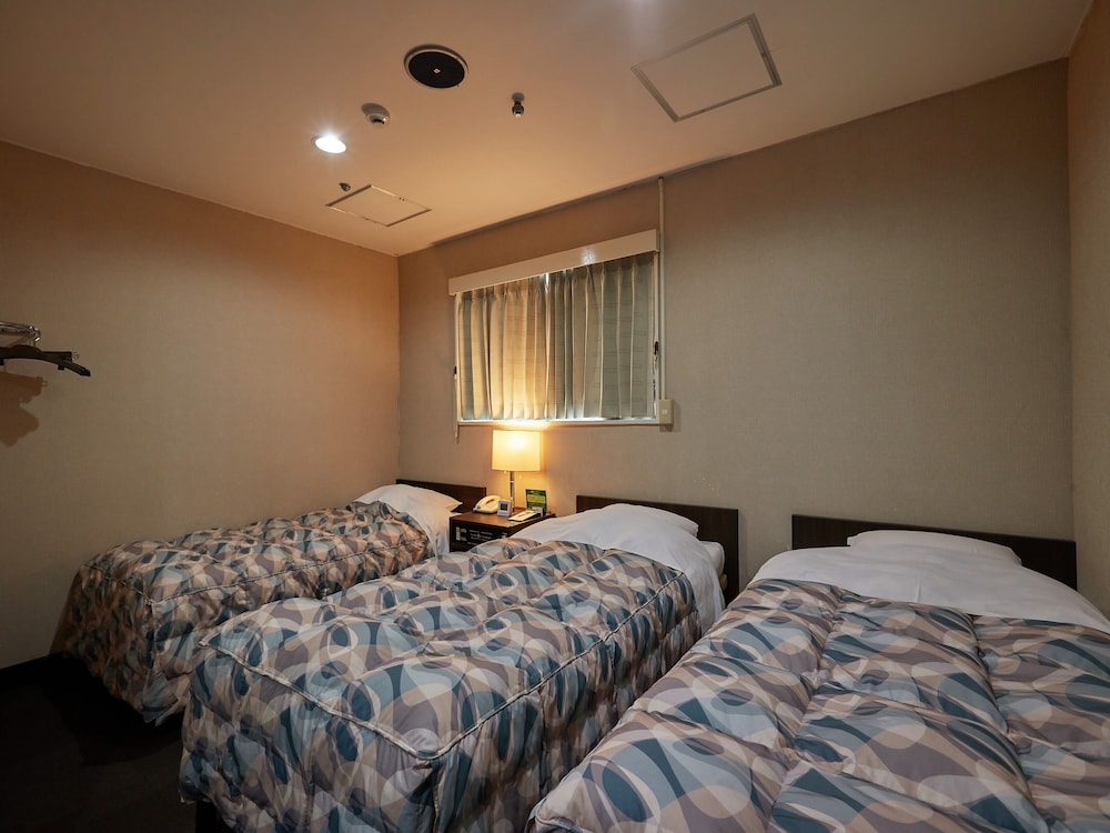 STANDARD, TRIPLE, 3 BEDS, CITY VIEW, SMOKING