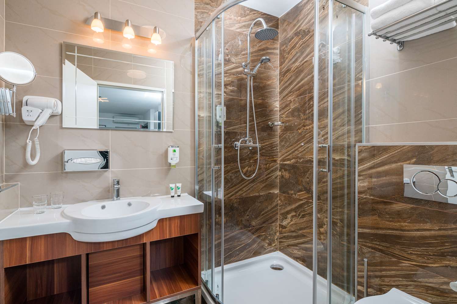 Best Western Plus Celebrity Suites 27/29