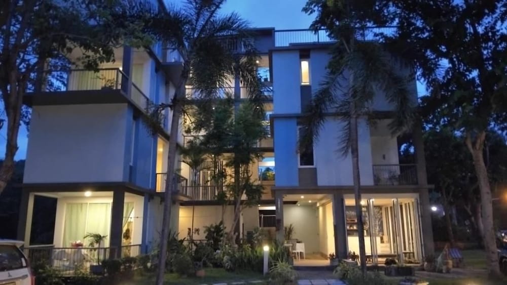 White At Sea Resort 6/42