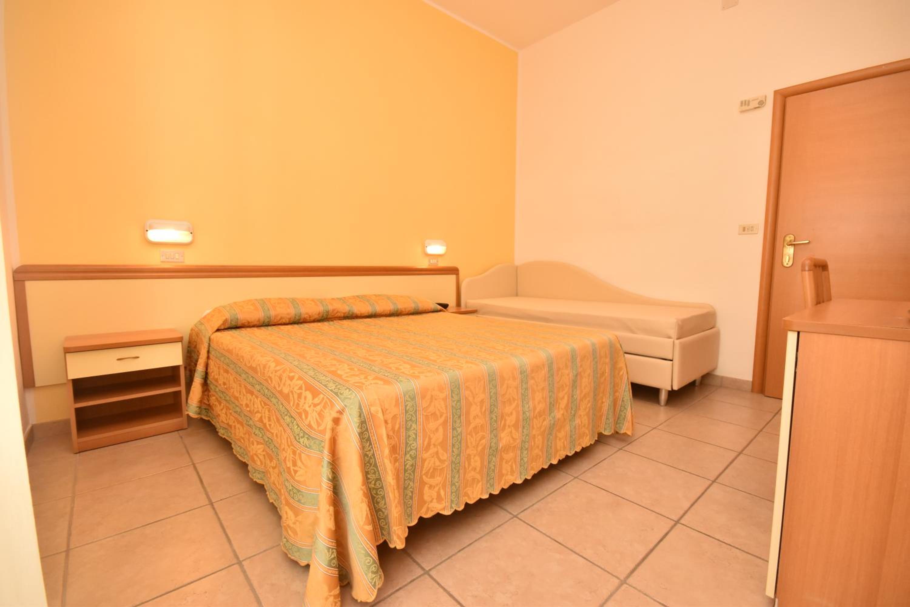 Room, Triple, Balcony, Thea Hotel 7/10