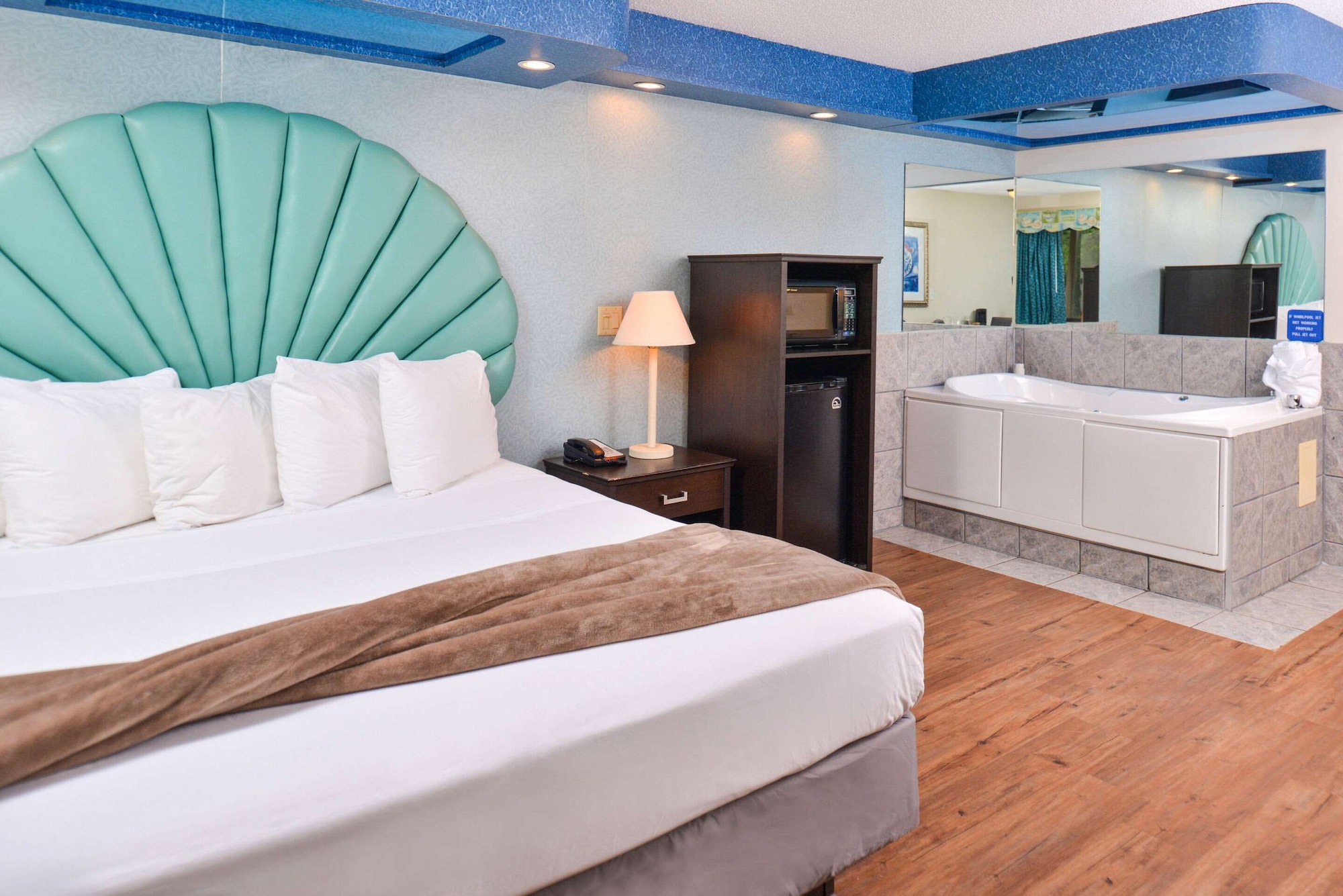 غرفة قياسية بسرير كينج مع أريكة بحوض جاكوزي، Atlantis Family Waterpark Hotel, an Ascend Collection Hotel 4/10