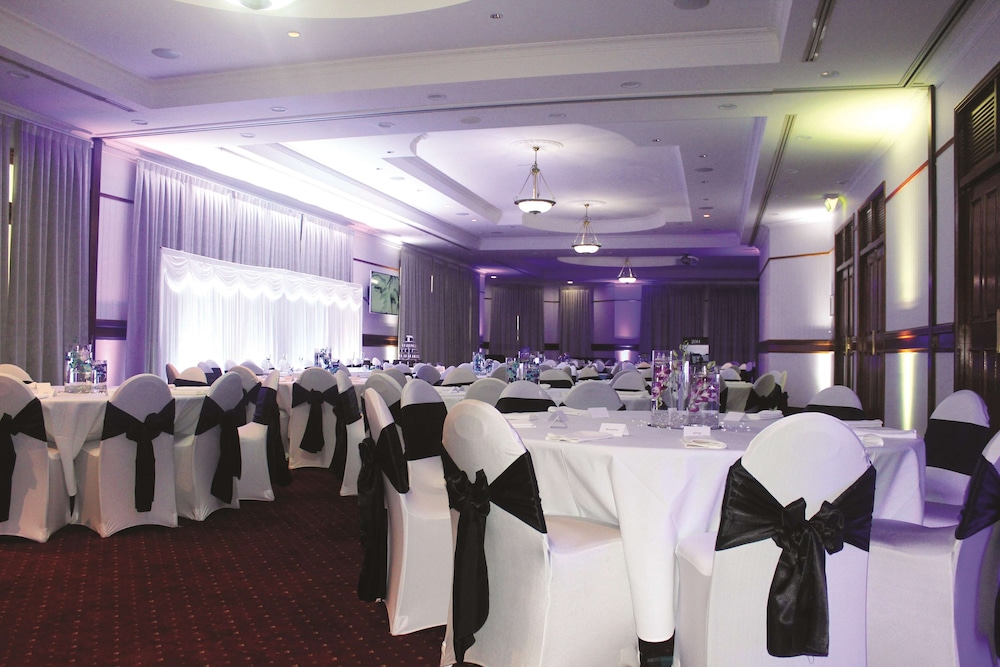 Oaks Gladstone Grand Hotel 60/72