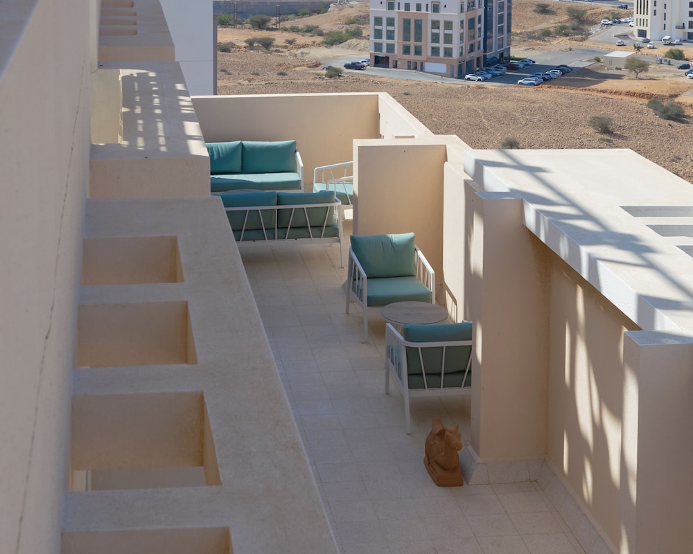 Muscat Hills Hotel 59/63