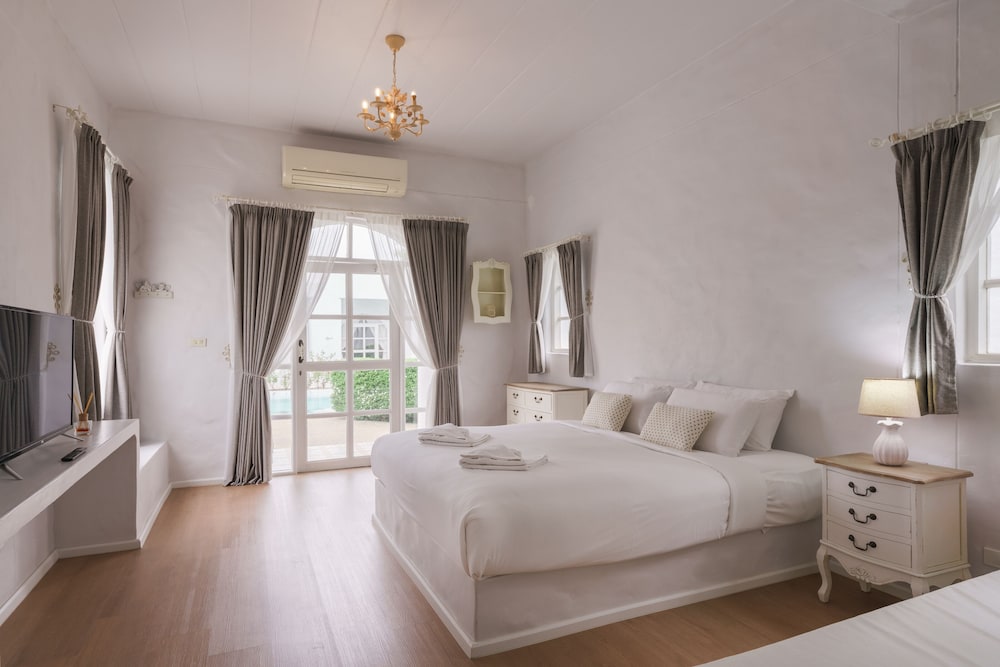 POOL, VILLA, 3 KING BEDS