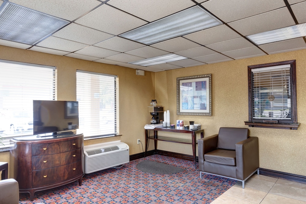 Deluxe Inn Fayetteville 41/61