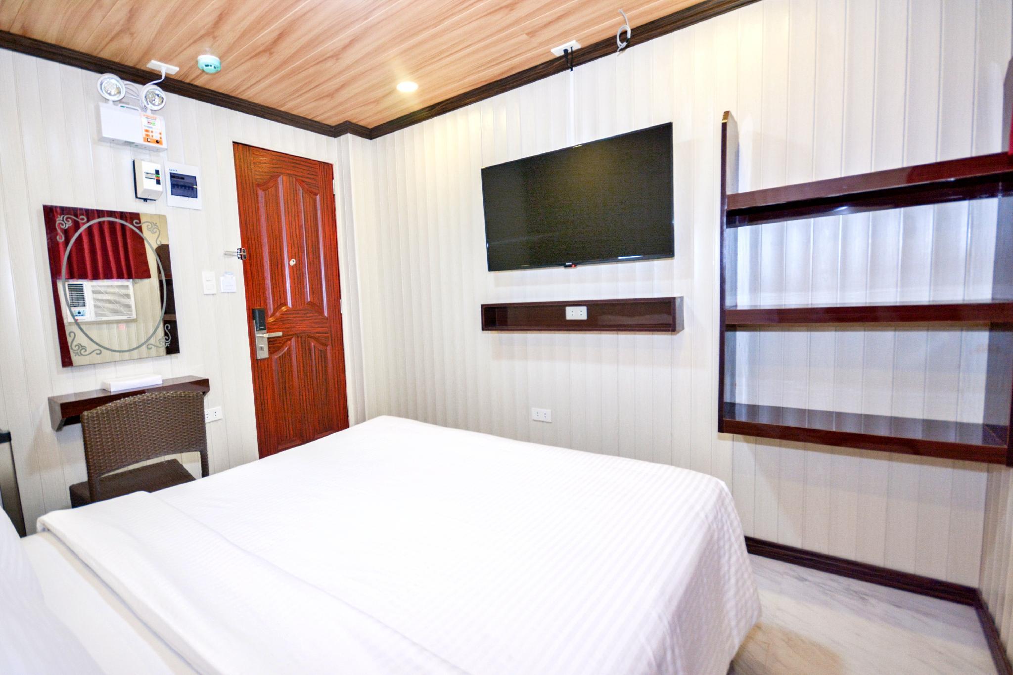 Budget, Queen Bed, Shared Bathroom, Building