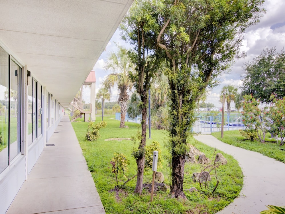 OYO Hotel Dundee By Crystal Lake 43/50