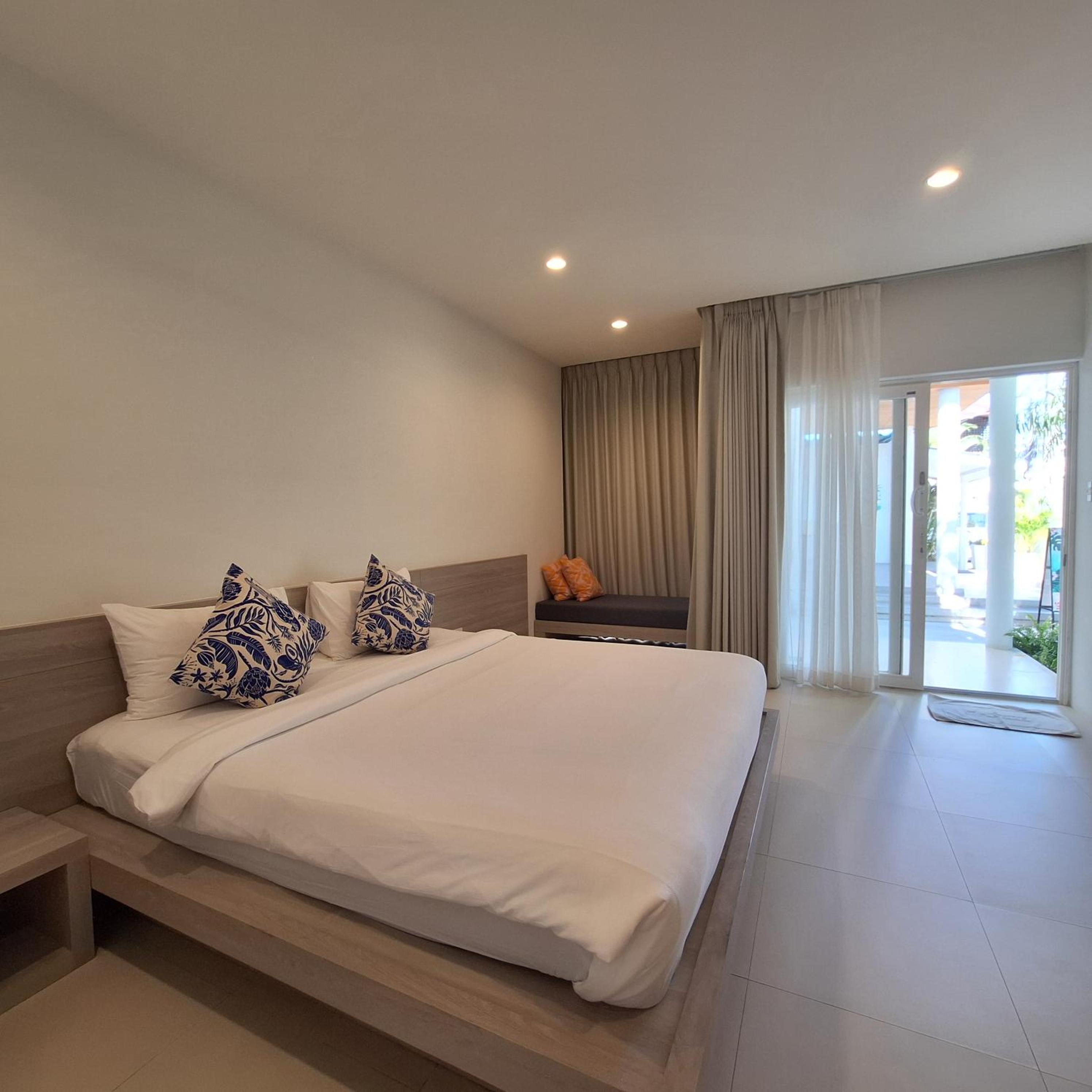 DELUXE, DOUBLE OR TWIN BED, BALCONY