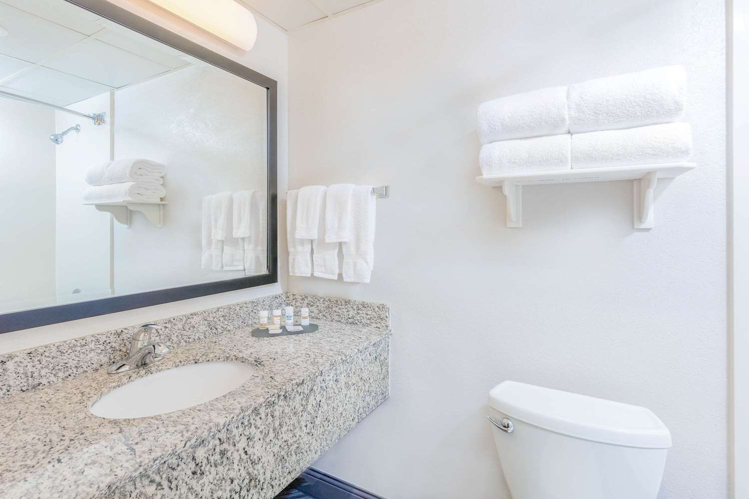 La Quinta Inn & Suites by Wyndham Clifton/Rutherford 47/50