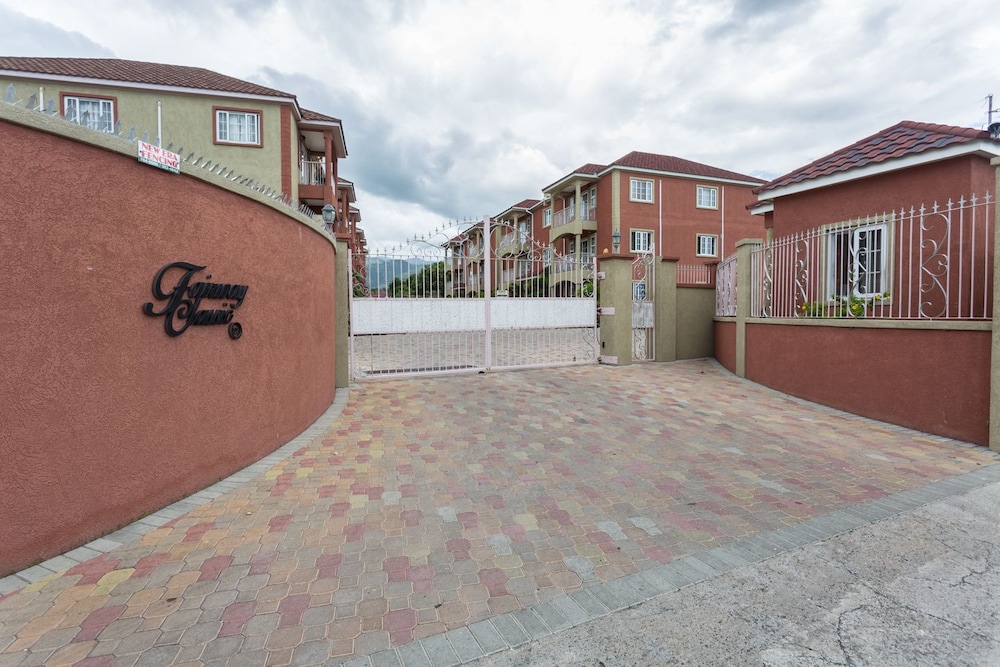 New Kingston Guest Apt At Fairway 15/24