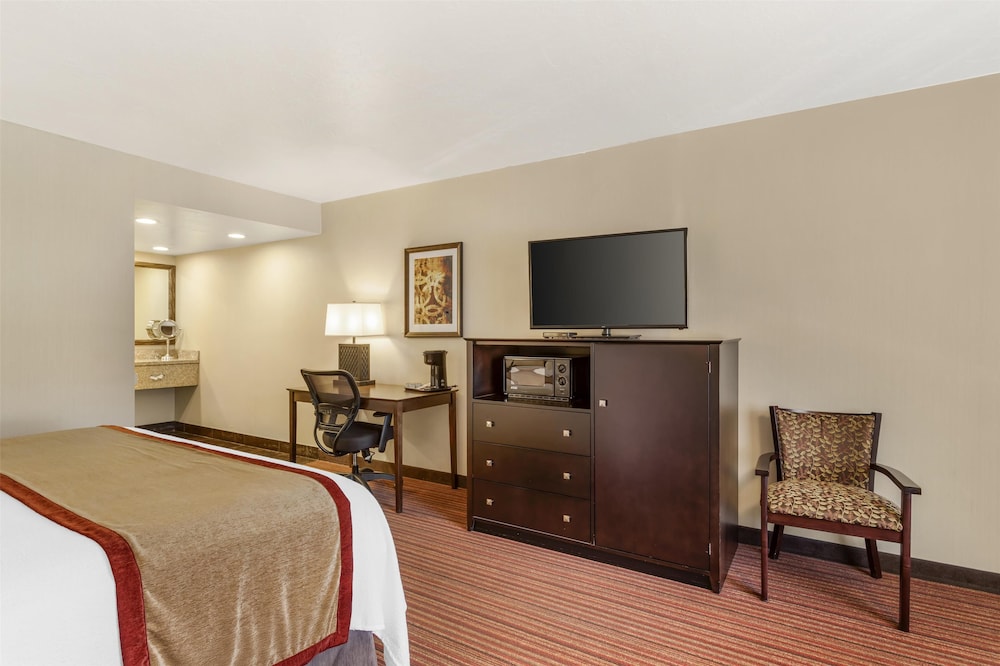 غرفة قياسية بسرير كينج لذوي الإعاقة، Best Western Plus Cedar City 3/5