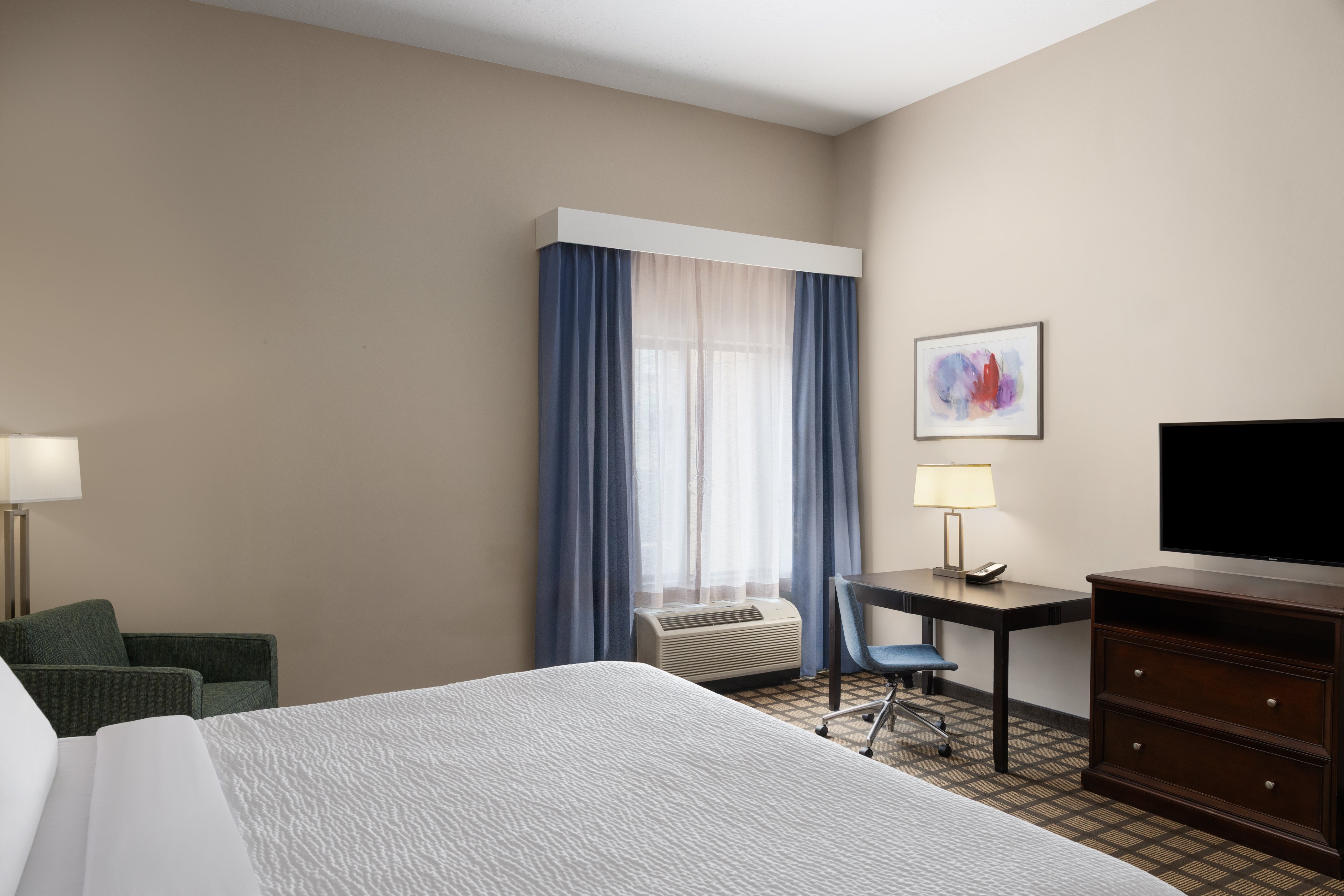 Standard, King Bed, Garner Hotel Page - Lake Powell Area By IHG 4/8
