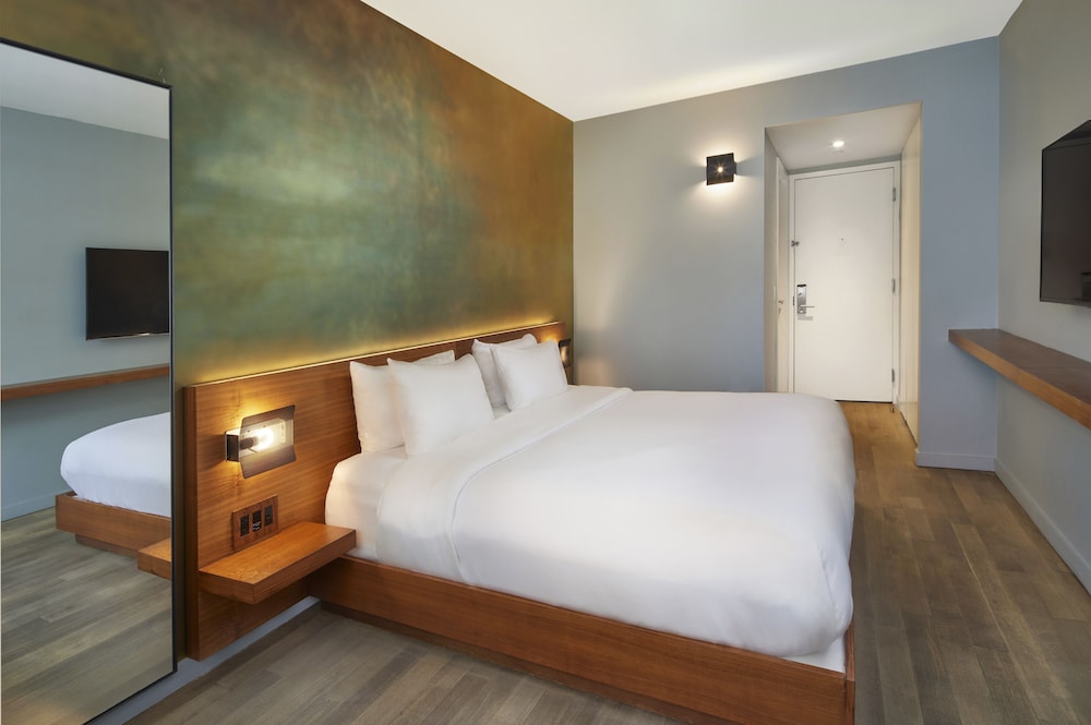 ROOM, KING BED