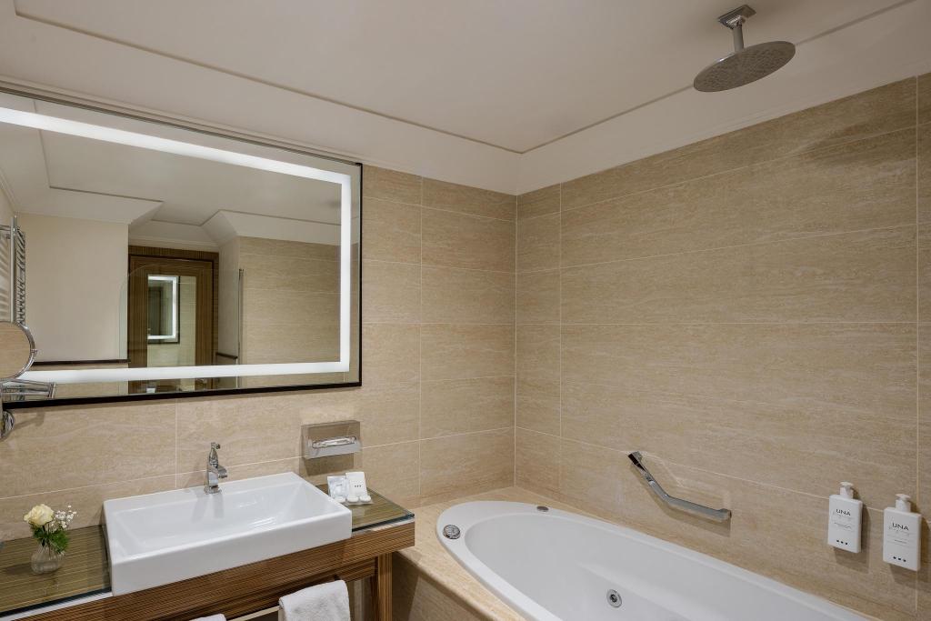 جناح بسرير مزدوج مع أريكة، UNAHOTELS Deco Roma 9/10