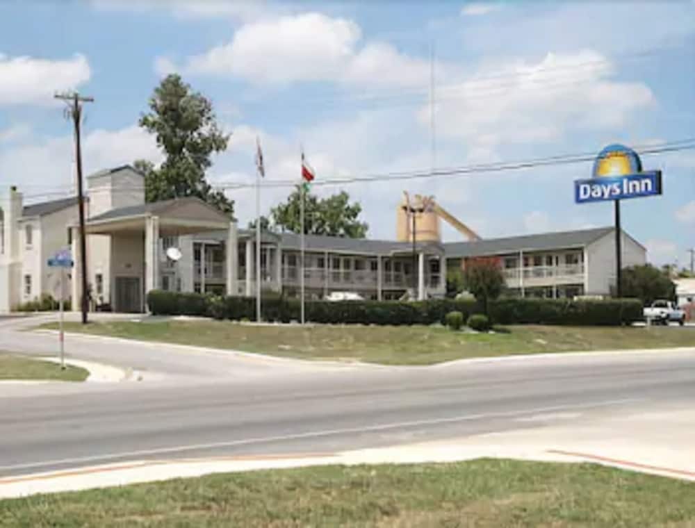 Days Inn by Wyndham Kerrville 5/22