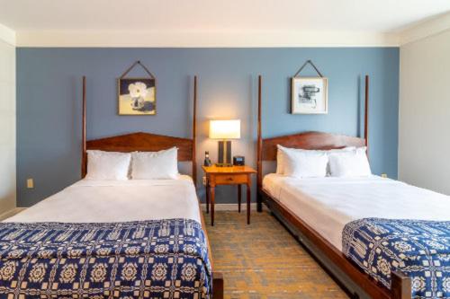 غرفة ديلوكس بسرير كوين، Williamsburg Lodge 2/9