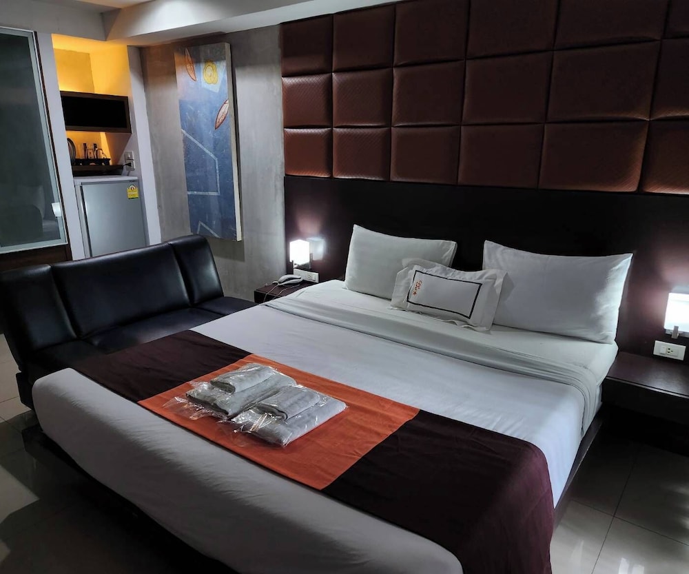 Collection O The Bangkok Cha Cha Suite 24/56