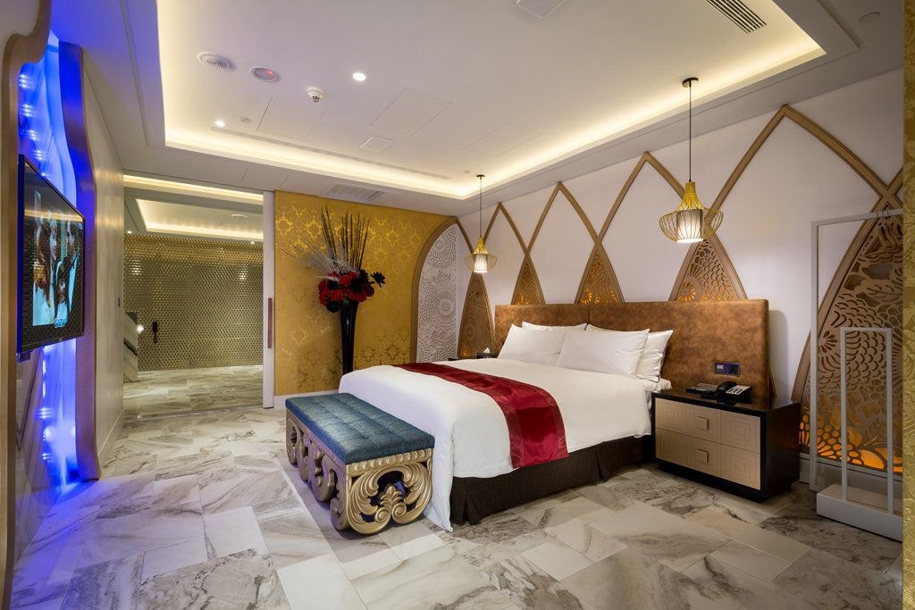 Party, Suite, Queen Bed