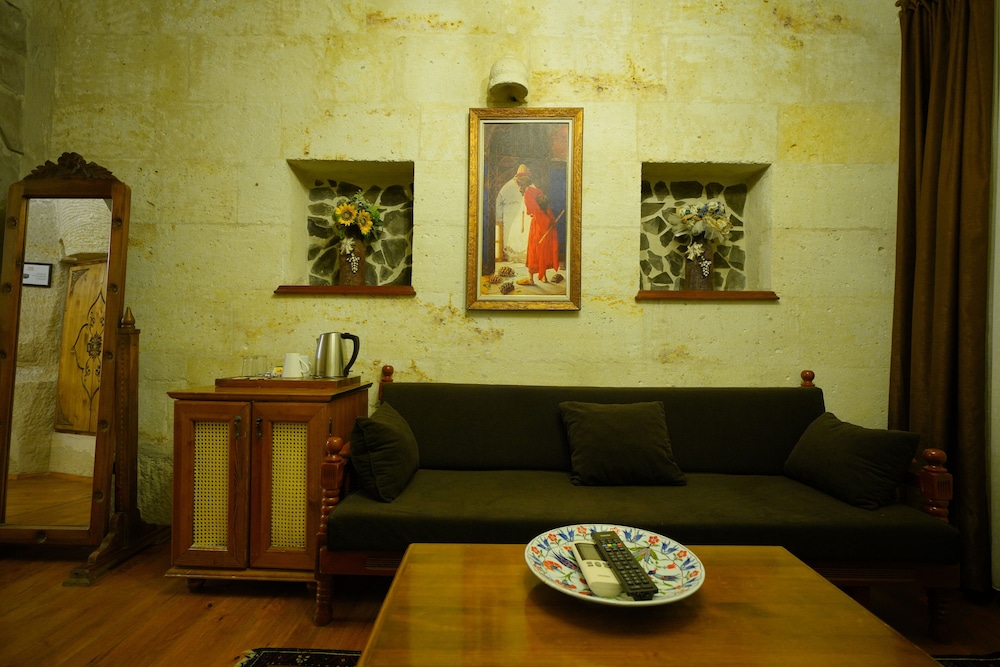 Harman Cave Hotel 58/78