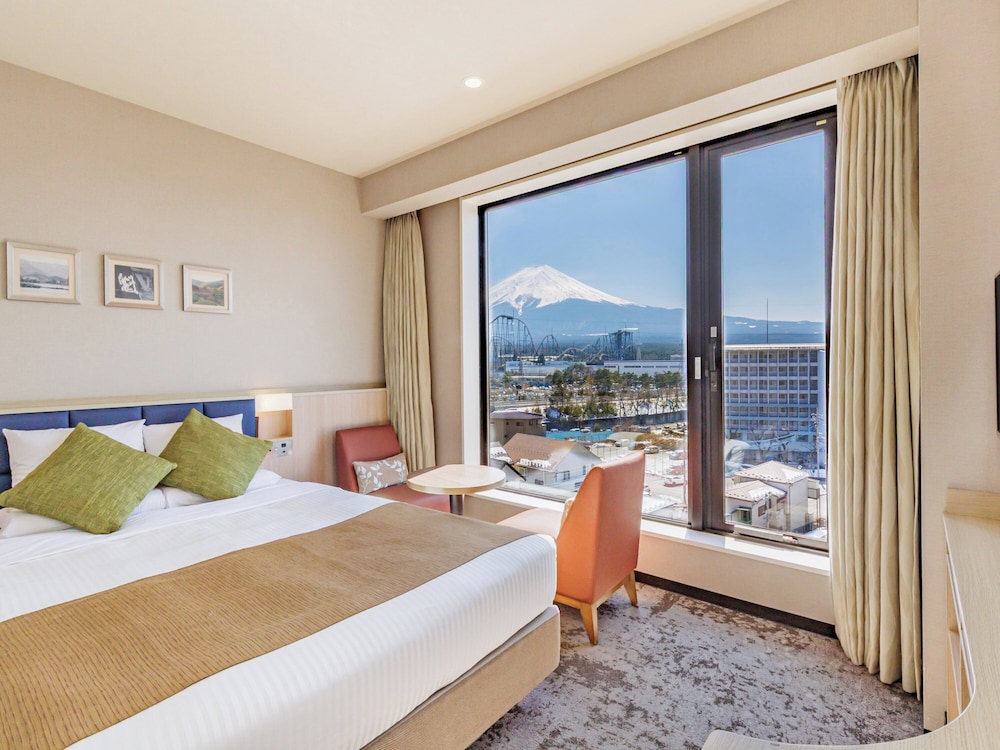 STANDARD, DOUBLE BED, MOUNTAIN VIEW