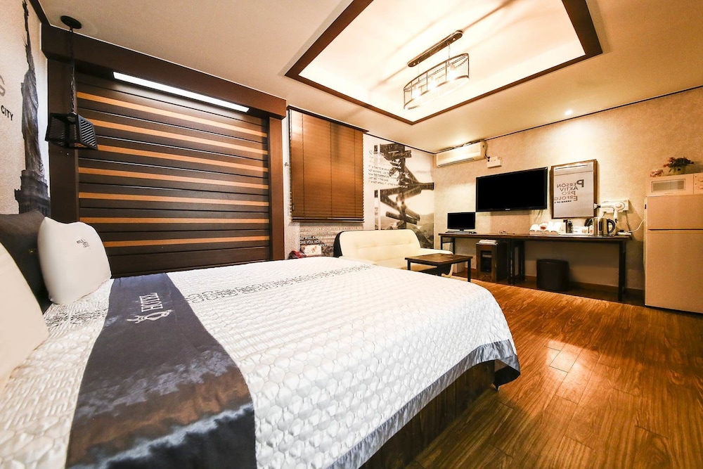 Q Hotel 19/48