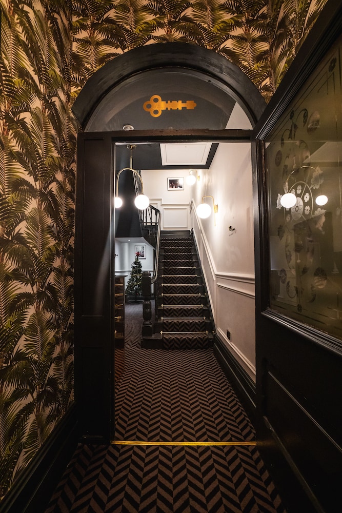 Lock & Key Hotel 47/69