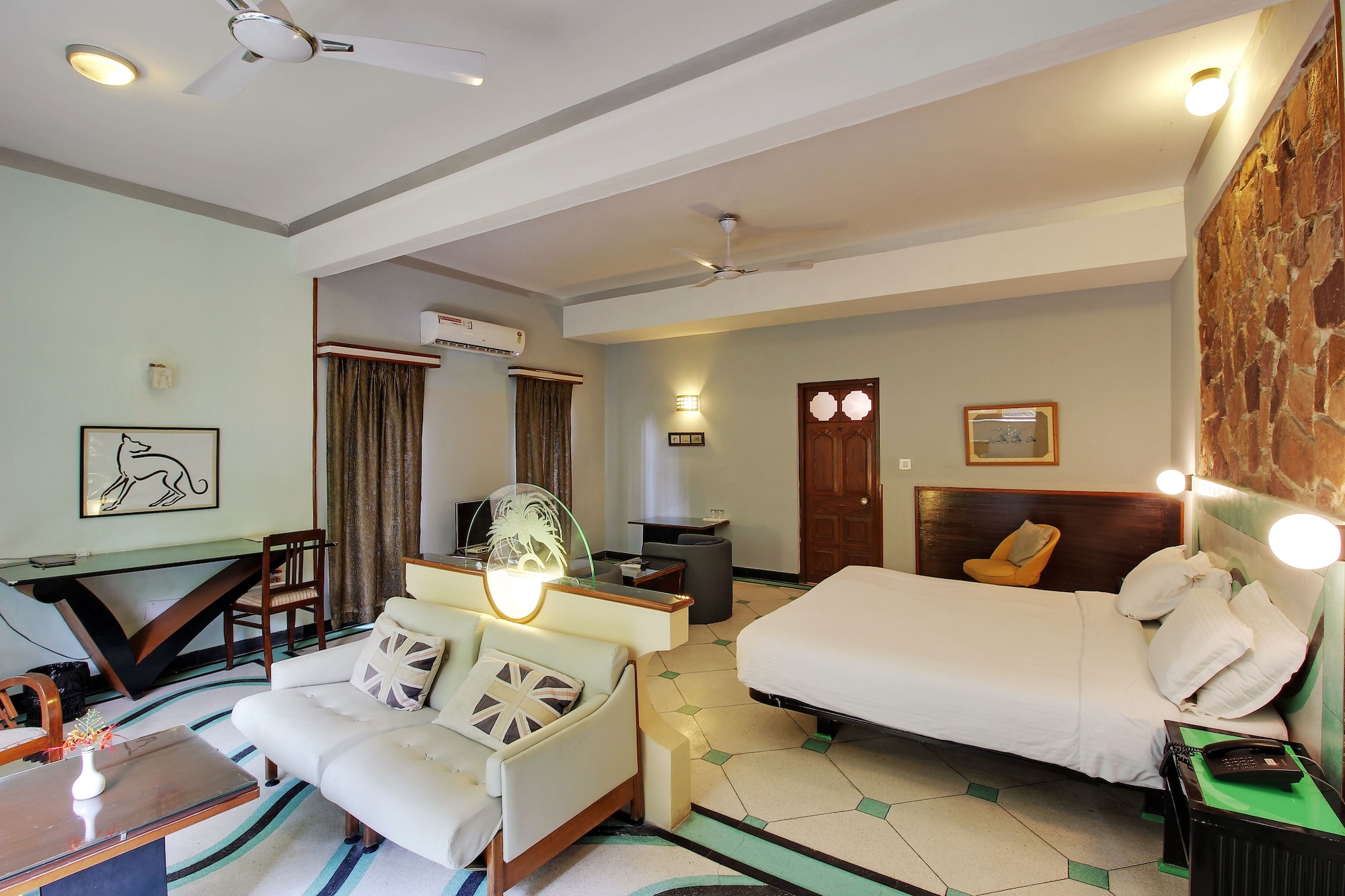LUXURY, TWIN BEDS