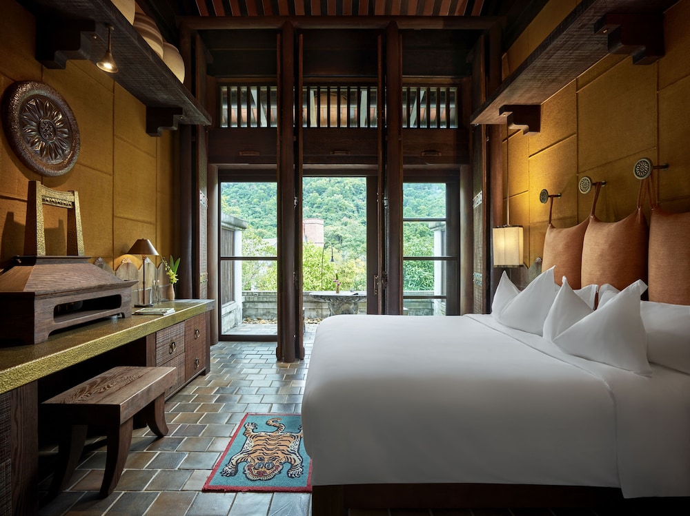 Deluxe, King Bed, Village View