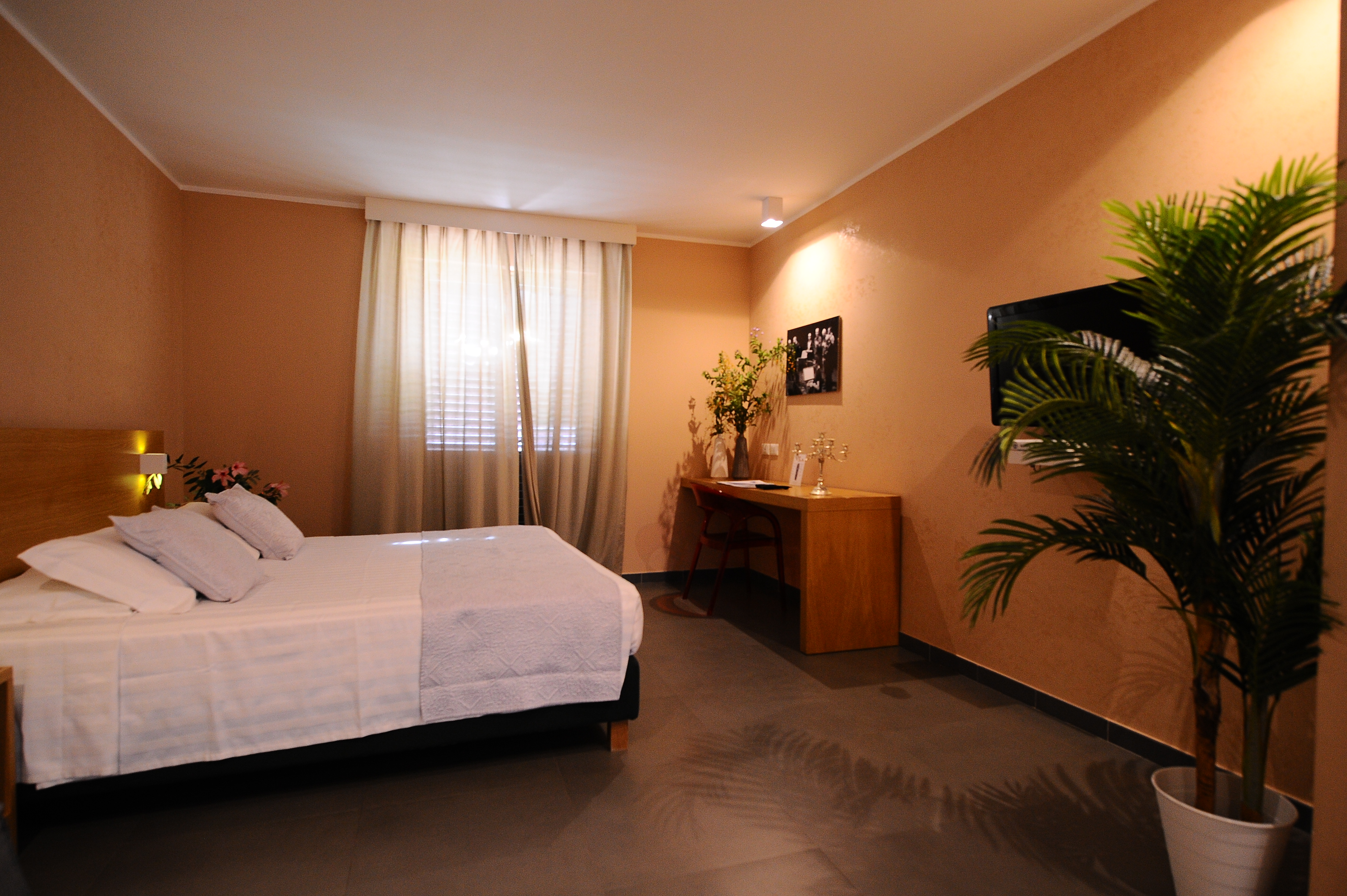 SUPERIOR, DOUBLE OR TWIN BED
