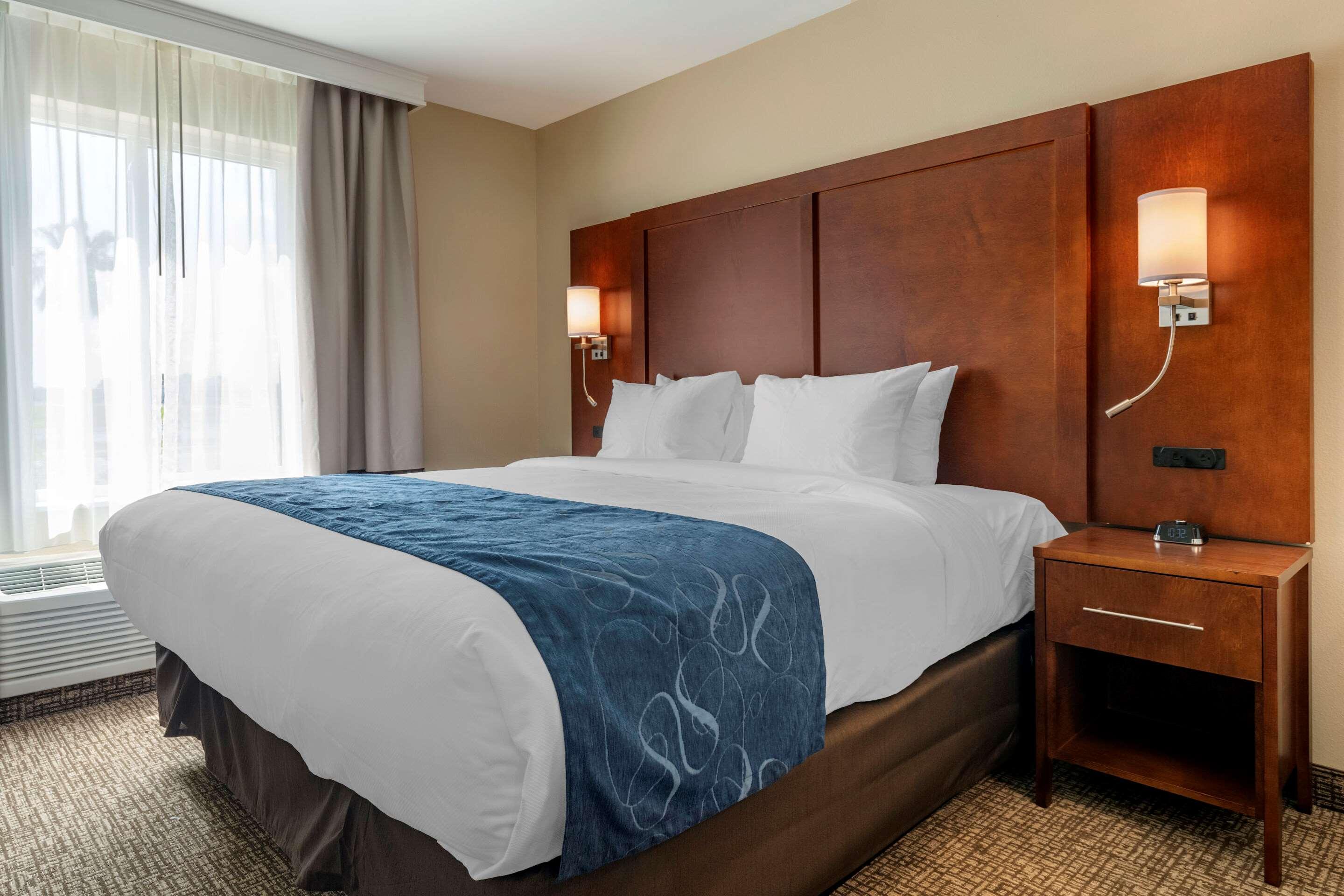 SUITE, KING BED