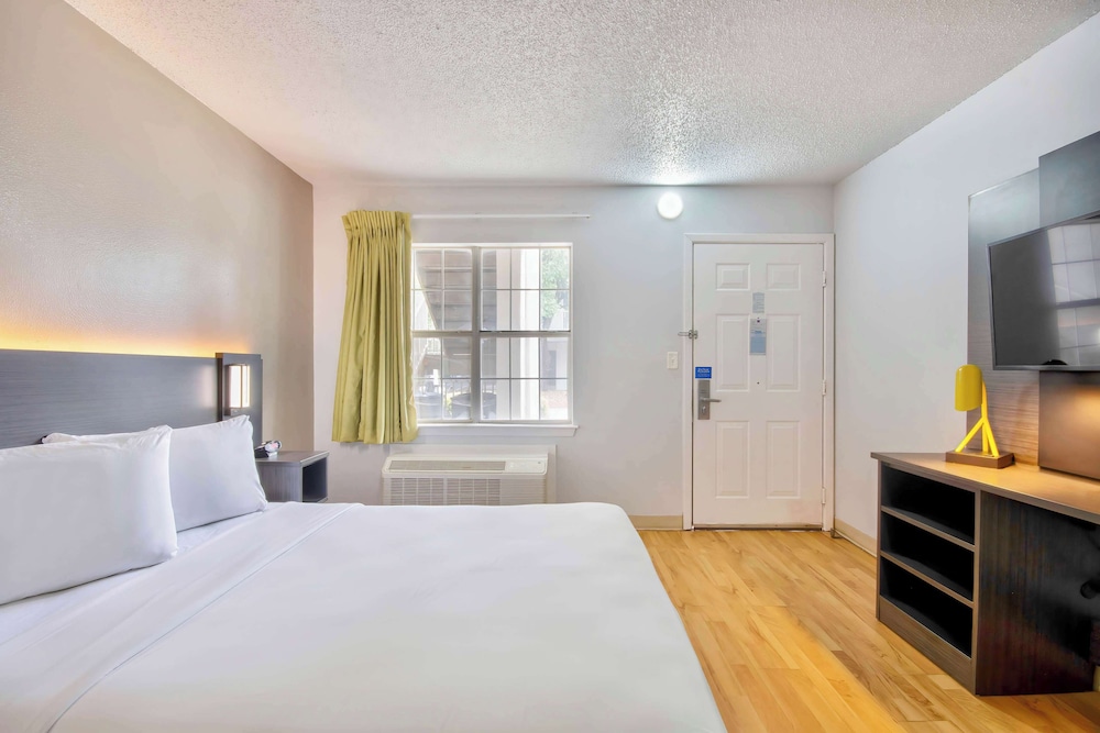 STANDARD, QUEEN BED, ACCESSIBLE