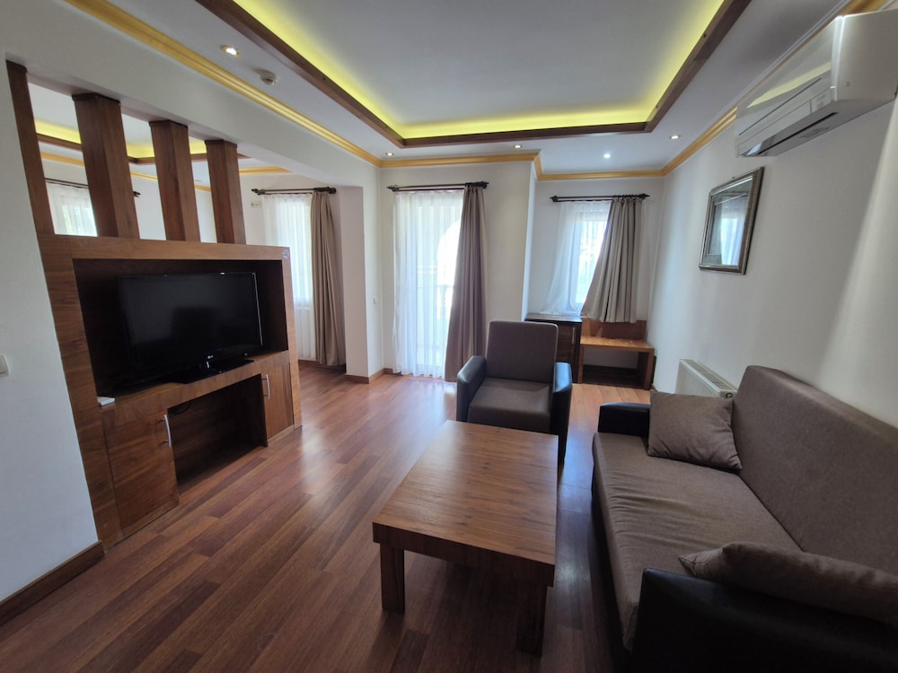 Dinara Hotel 55/66